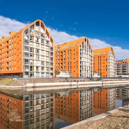 Motlawa Downtown Superior By Bookinghost *